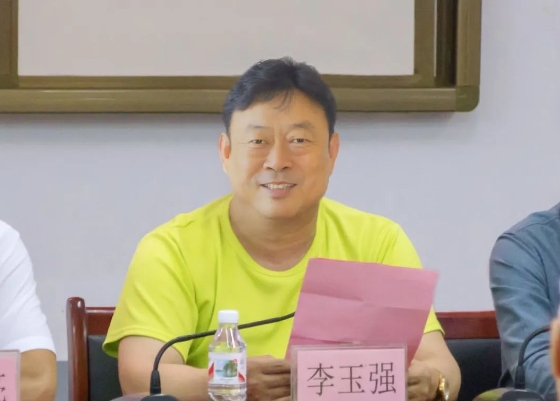 天缘绿集团董事长李玉强在马山县尚德小学爱心捐赠仪式上讲话